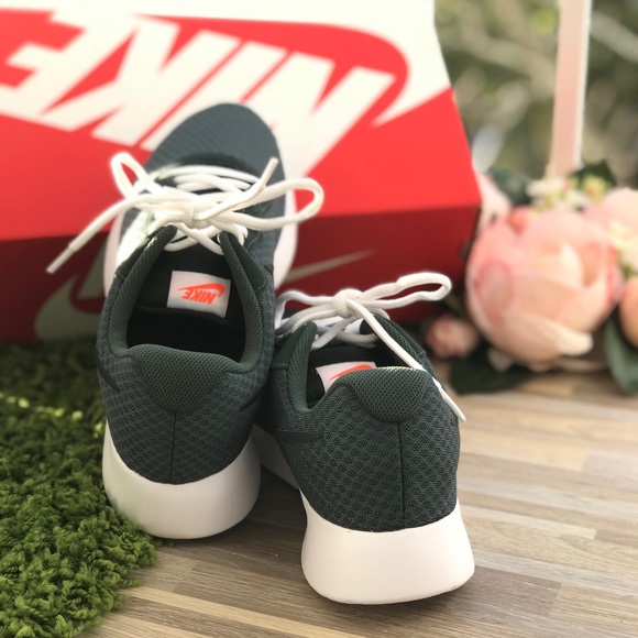 NWT Nike 🔥Tanjun Outdoor Green WMNS - Picture 4 of 6